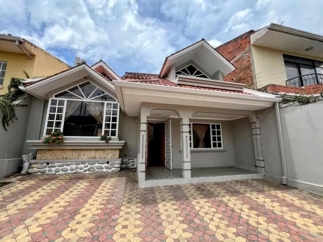 Casa Amplia Con Espacio Verde Cuenca 0*,
