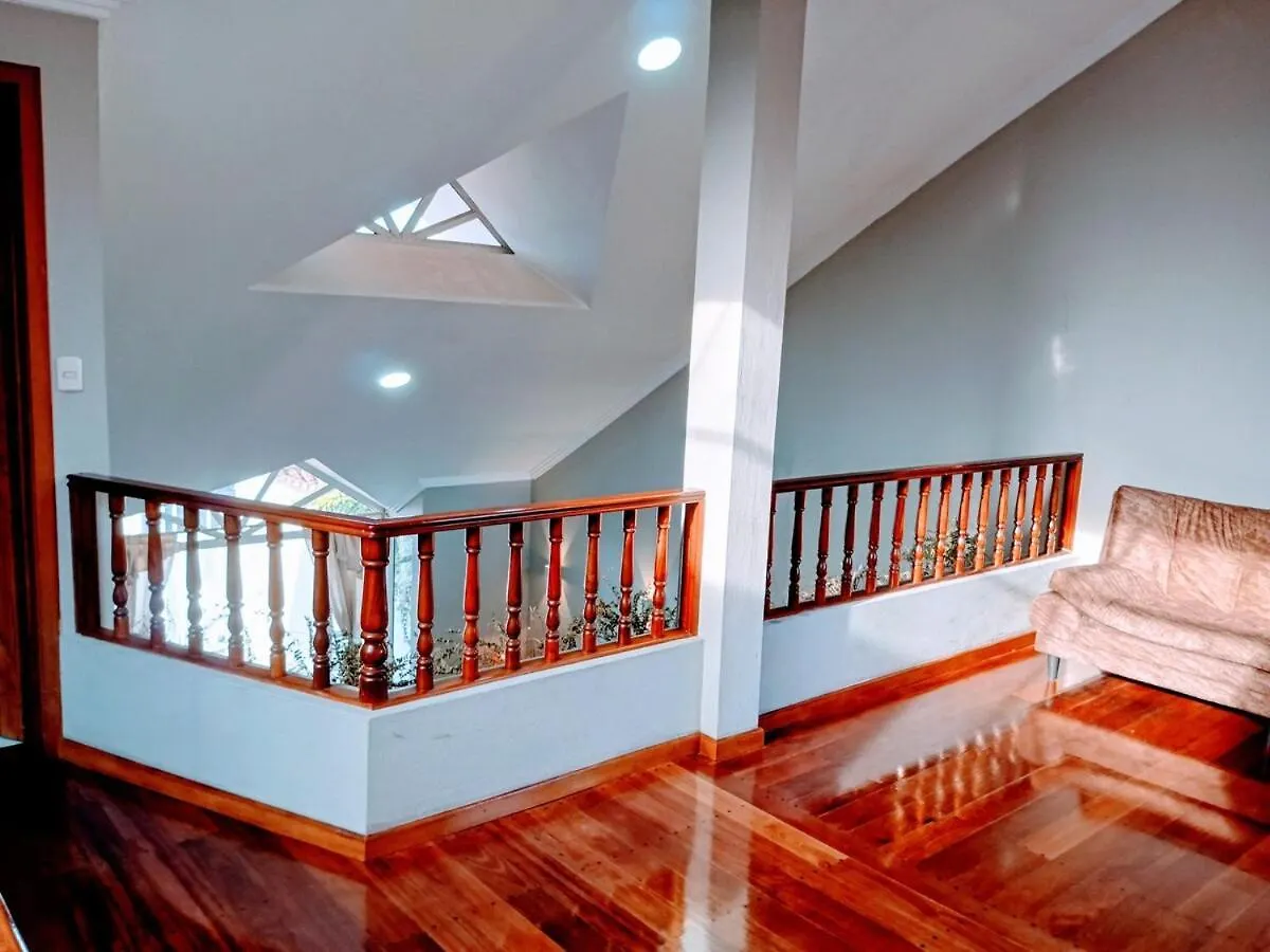 Casa Amplia Con Espacio Verde Cuenca